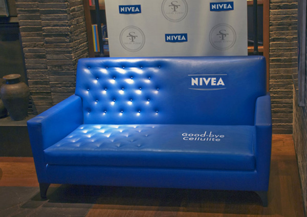 Chỉ một chiếc sofa, Nivea đã thể hiện rất rõ ràng công dụng của các sản phẩm mà họ cung cấp.