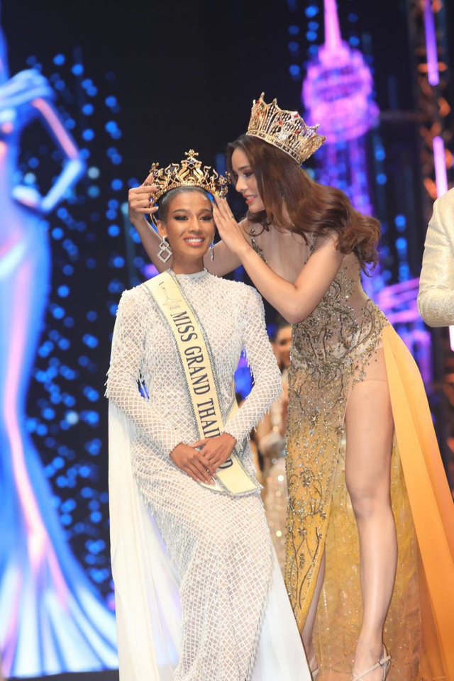 Ai rồi cũng bán hàng online thôi: Miss Grand Thailand làm web bán cơm cháy, son môi giữa mùa dịch