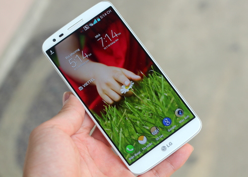 LG G2 với màn hình nổi và viền siêu mỏng. Ảnh: Tuấn Anh.