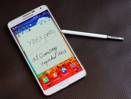 Note 3 và cây bút S-Pen. Ảnh: Tuấn Anh.
