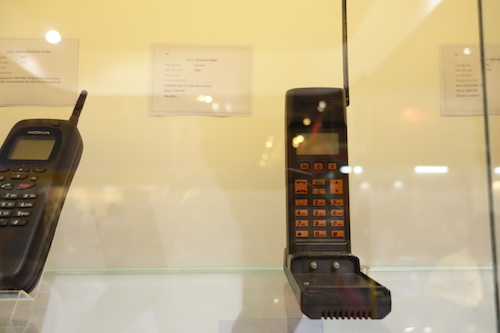 Những mẫu điện thoại độc đáo được trưng bày tại gian hàng của VNPT
