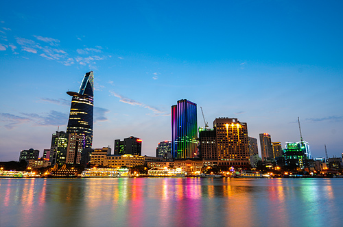 Thành phố bừng sáng trên sông Sài Gòn.
