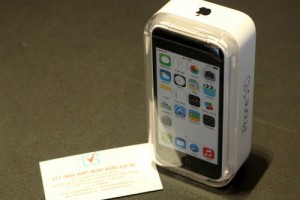 39;Mở hộp39; iPhone 5C vỏ nhựa đầu tiên về Việt Nam